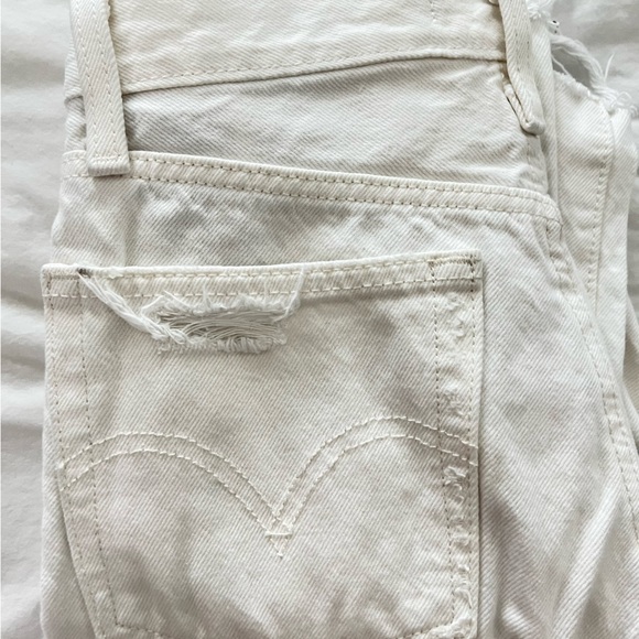 Levi’s Wedgie Straight Jeans, distressed white (Color: Cloud Bank). Size 23 - Picture 11 of 12